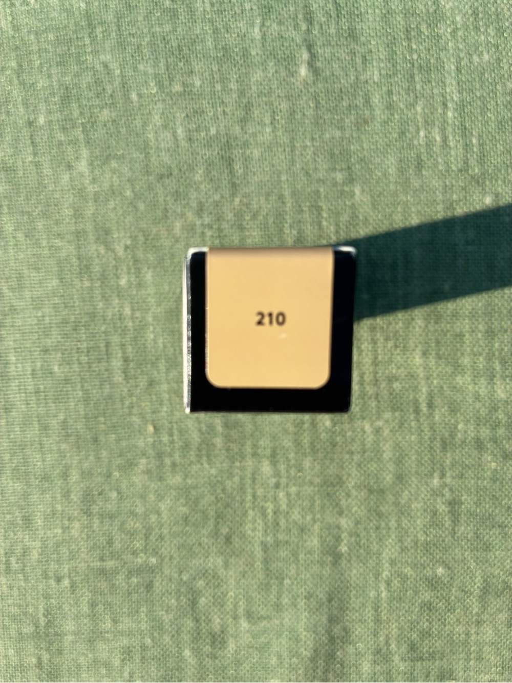 Fenty Beauty Pro Filt’r Soft Matte Longwear Foundation – Shade 210 Mini